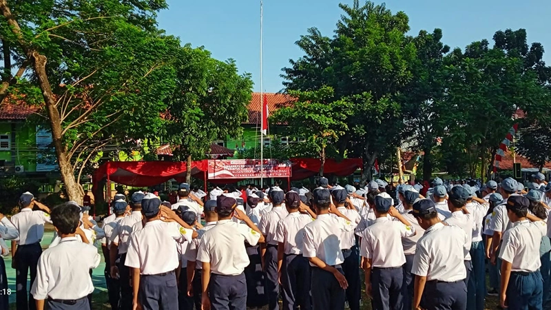 Upacara Bendera di Lapangan Sekolah